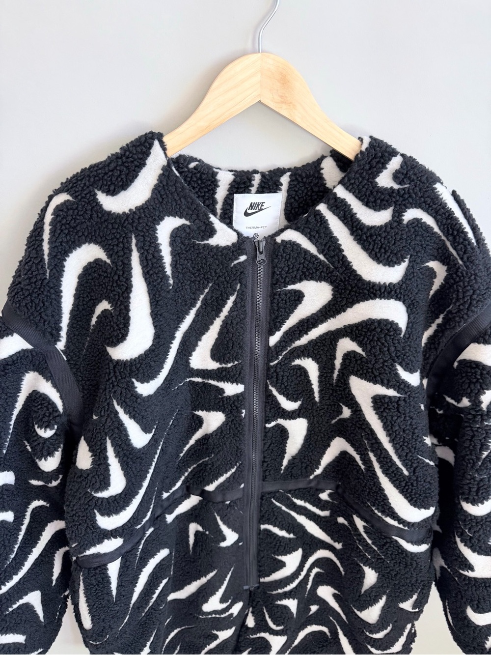 NIKE Women’s Loose High-Pile Black White Swoosh Jacket - Picture 4 of 10